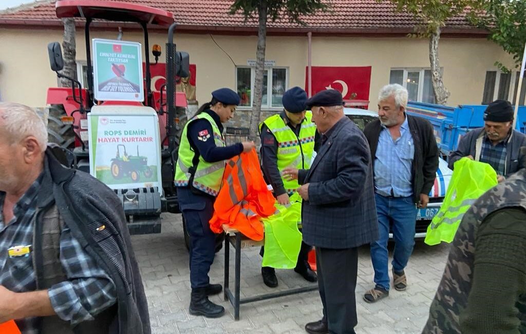 Afyonkarahisar’da jandarma ekipleri tarafından 30 sürücü ve yayaya güvenli trafik