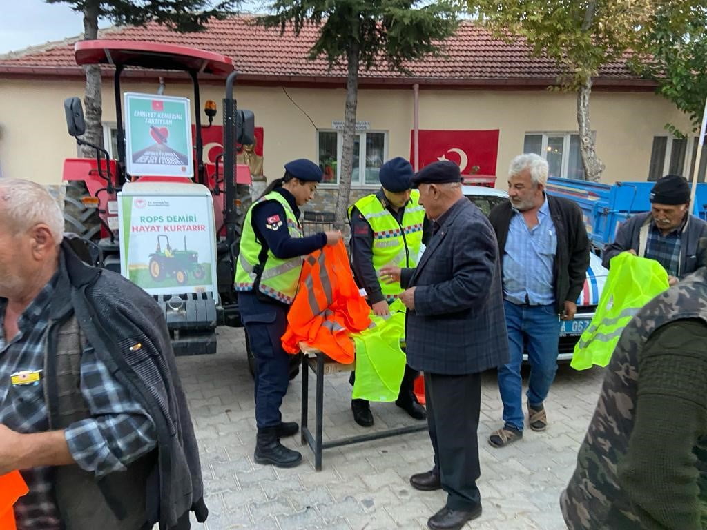 Afyonkarahisar’da jandarma ekipleri tarafından 30 sürücü ve yayaya güvenli trafik