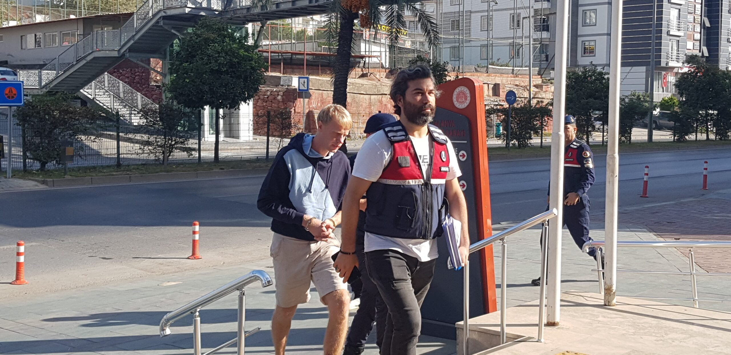 Antalya’nın Alanya ilçesinde Ukraynalı turistin motosikletli 2 şüpheli tarafından gasp