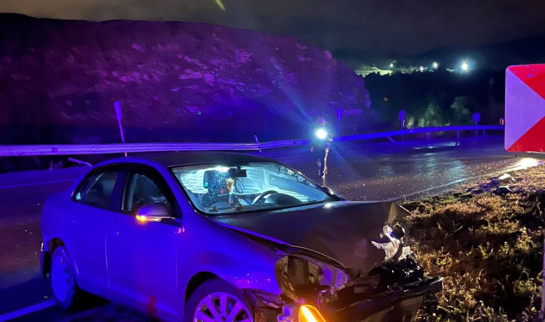 Afyonkarahisar’da kontrolden çıkarak bariyerlere çarpan otomobilde 3’ü çocuk 5 kişi