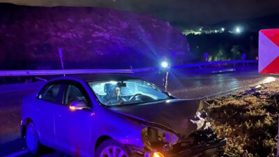 Afyonkarahisar’da kontrolden çıkarak bariyerlere çarpan otomobilde 3’ü çocuk 5 kişi