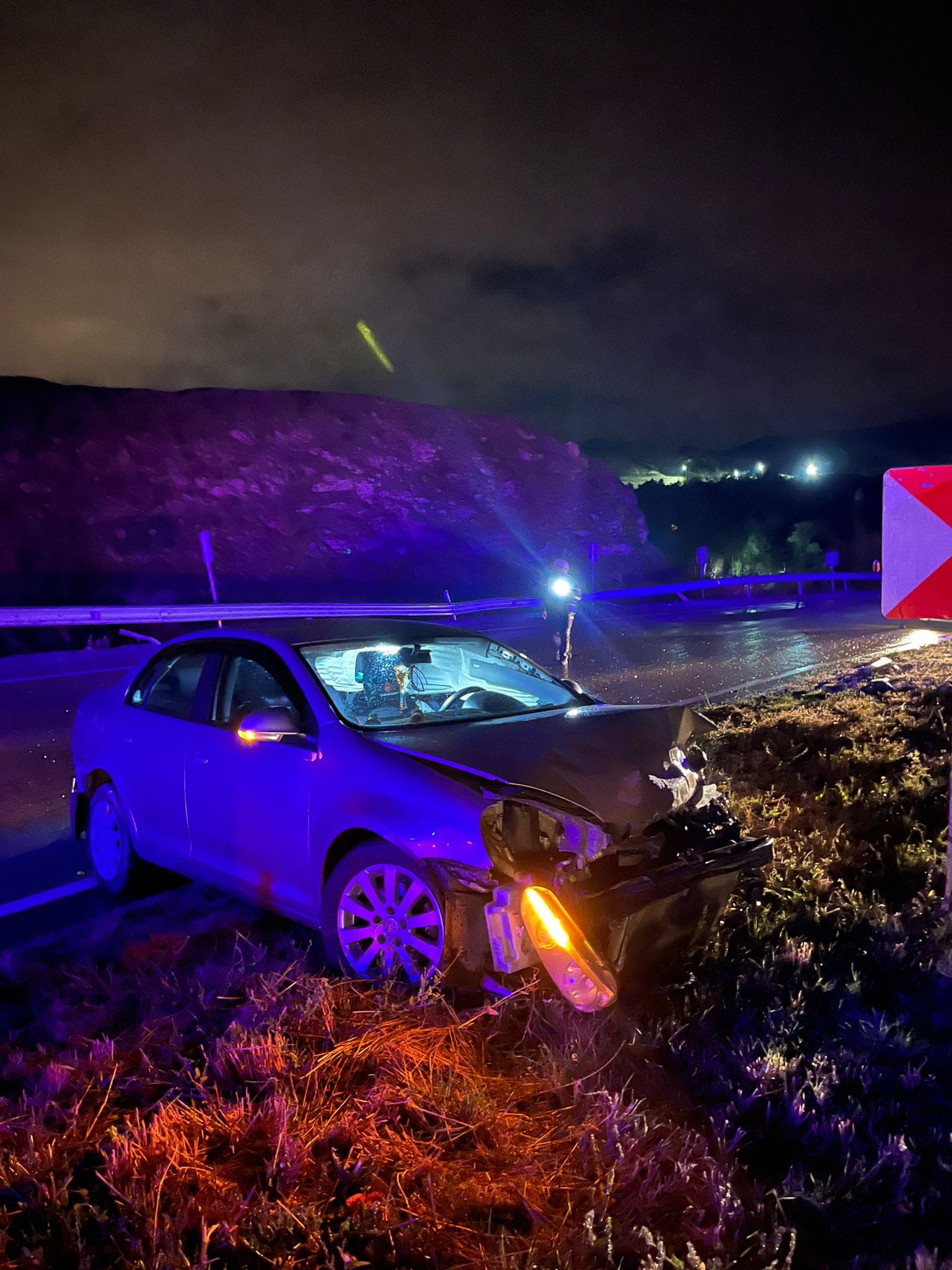 Afyonkarahisar’da kontrolden çıkarak bariyerlere çarpan otomobilde 3’ü çocuk 5 kişi