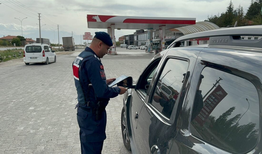 Afyonkarahisar’ın Bolvadin ilçesinde jandarma ekipleri tarafından araç sürücülerine yönelik trafik