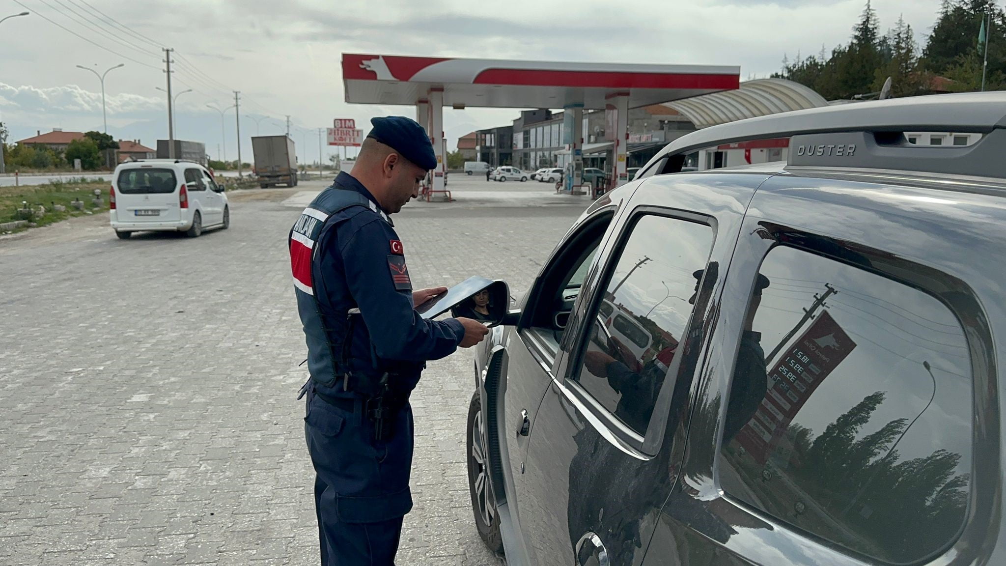 Afyonkarahisar’ın Bolvadin ilçesinde jandarma ekipleri tarafından araç sürücülerine yönelik trafik