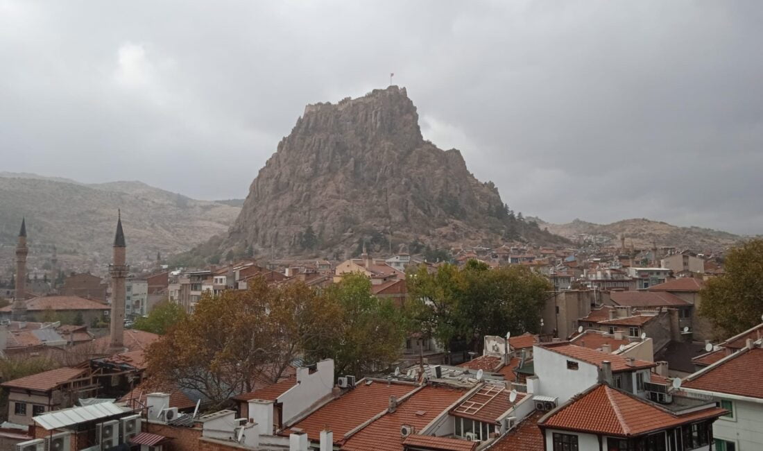 Afyonkarahisar yeni haftaya yağışlı ve soğuk havayla başladı. Meteorolojinin kent