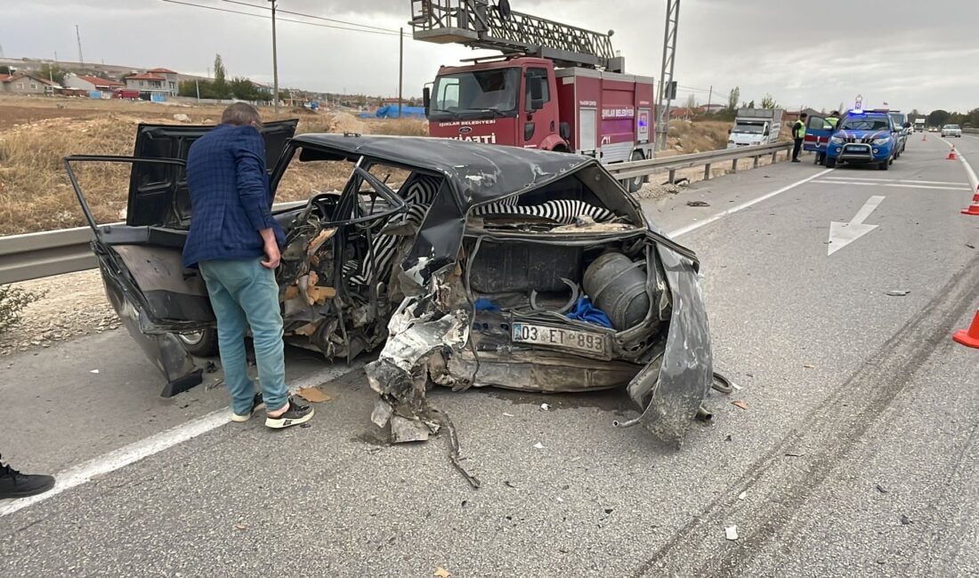 Afyonkarahisar’da iki otomobilin çarpıştığı kazada 1 kişi hayatını kaybetti, 4