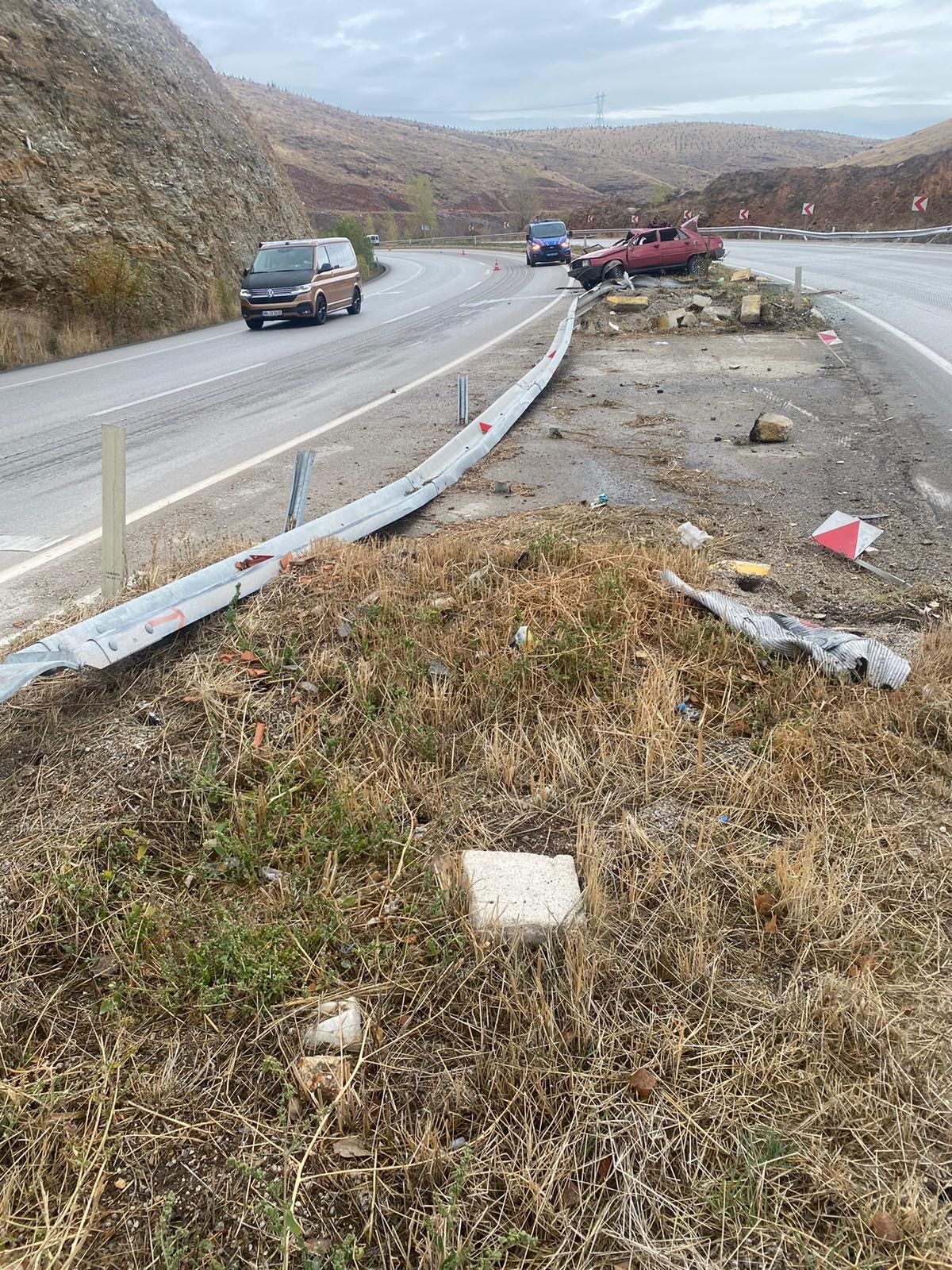 Afyonkarahisar’da refüje çarparak devrilen otomobilde 2 kişi öldü, 1 kişi