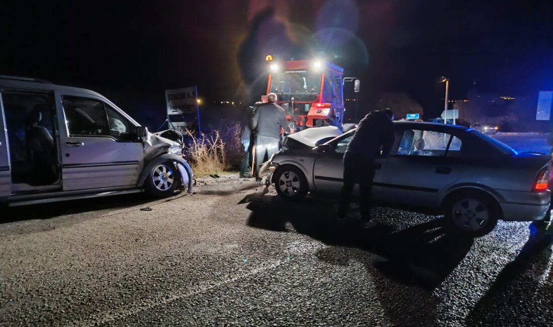 Afyonkarahisar’da hafif ticari araçla otomobilin çarpıştığı kazada 2 kişi yaralandı.