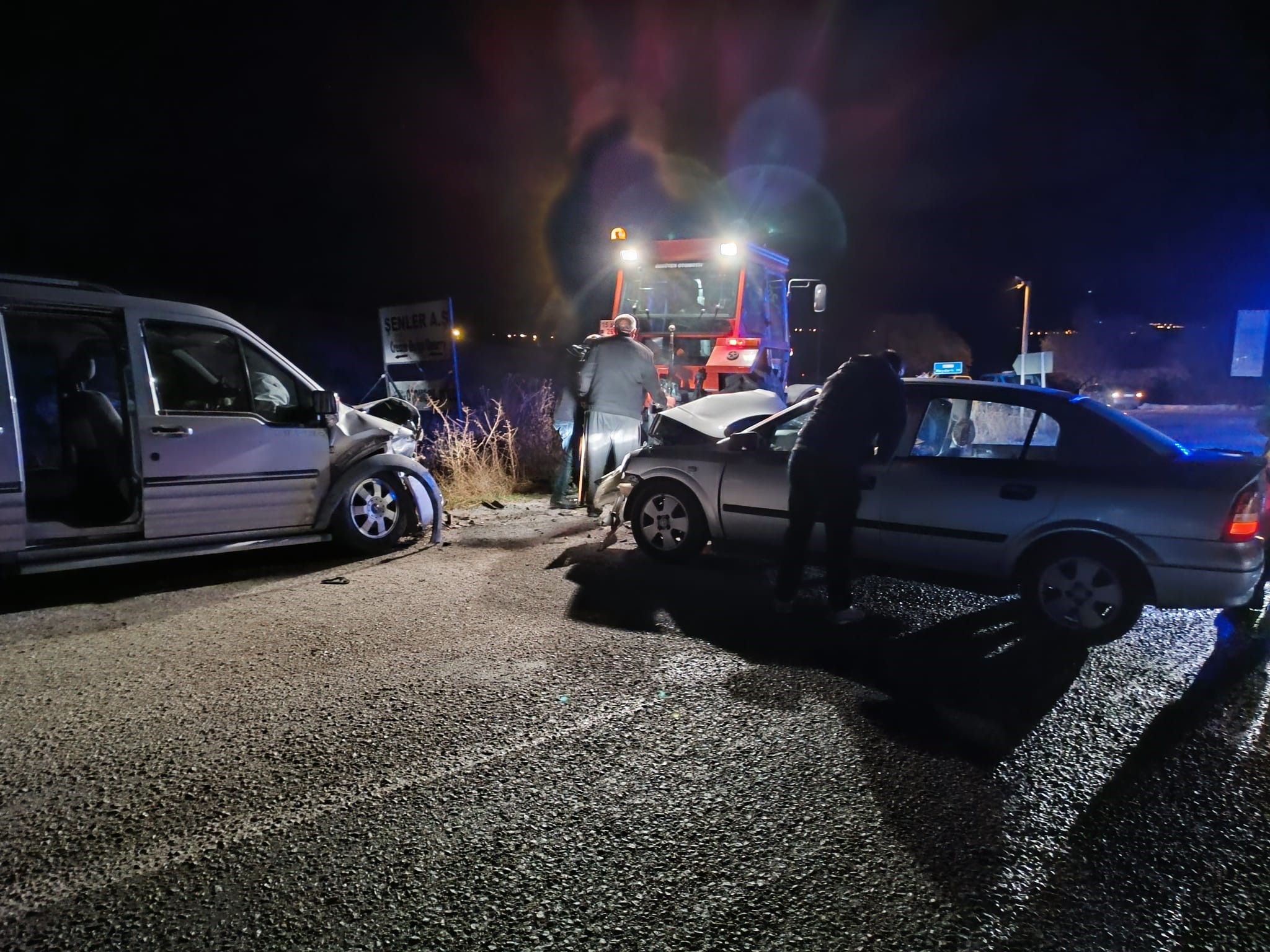 Afyonkarahisar’da hafif ticari araçla otomobilin çarpıştığı kazada 2 kişi yaralandı.