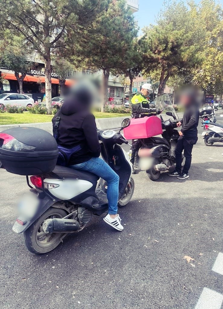 Afyonkarahisar’da güvenlik güçleri tarafından yapılan trafik denetiminde bin 900 sürücü