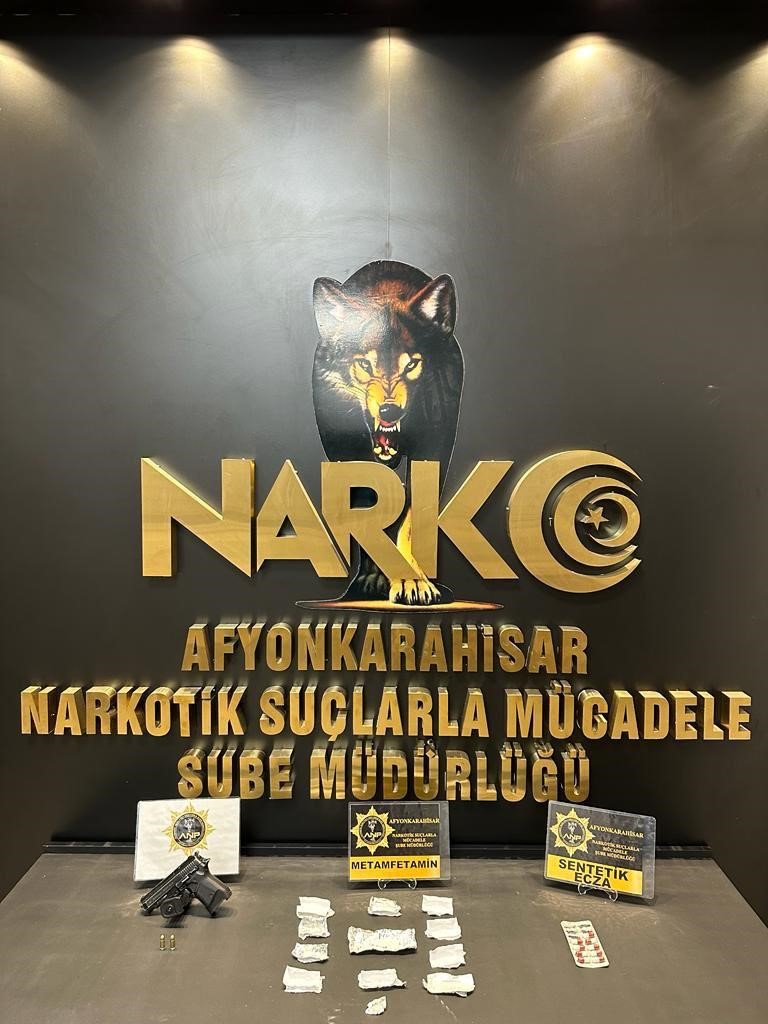 Afyonkarahisar kent merkezinde uyuşturucu satıcılarına yönelik yapılan çalışmada haklarında işlem