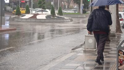 Meteorolojinin günler öncesinden yaptığı uyarılar sonrası Afyonkarahisar’da beklenen sağanak yağış öğle