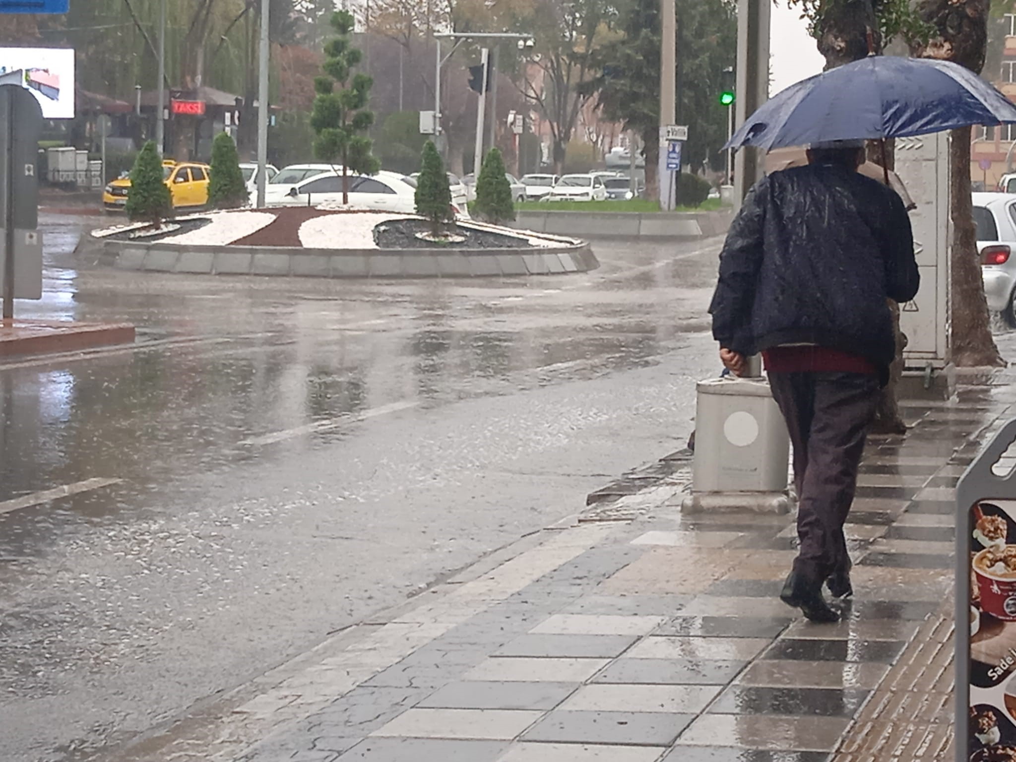 Meteorolojinin günler öncesinden yaptığı uyarılar sonrası Afyonkarahisar’da beklenen sağanak yağış öğle