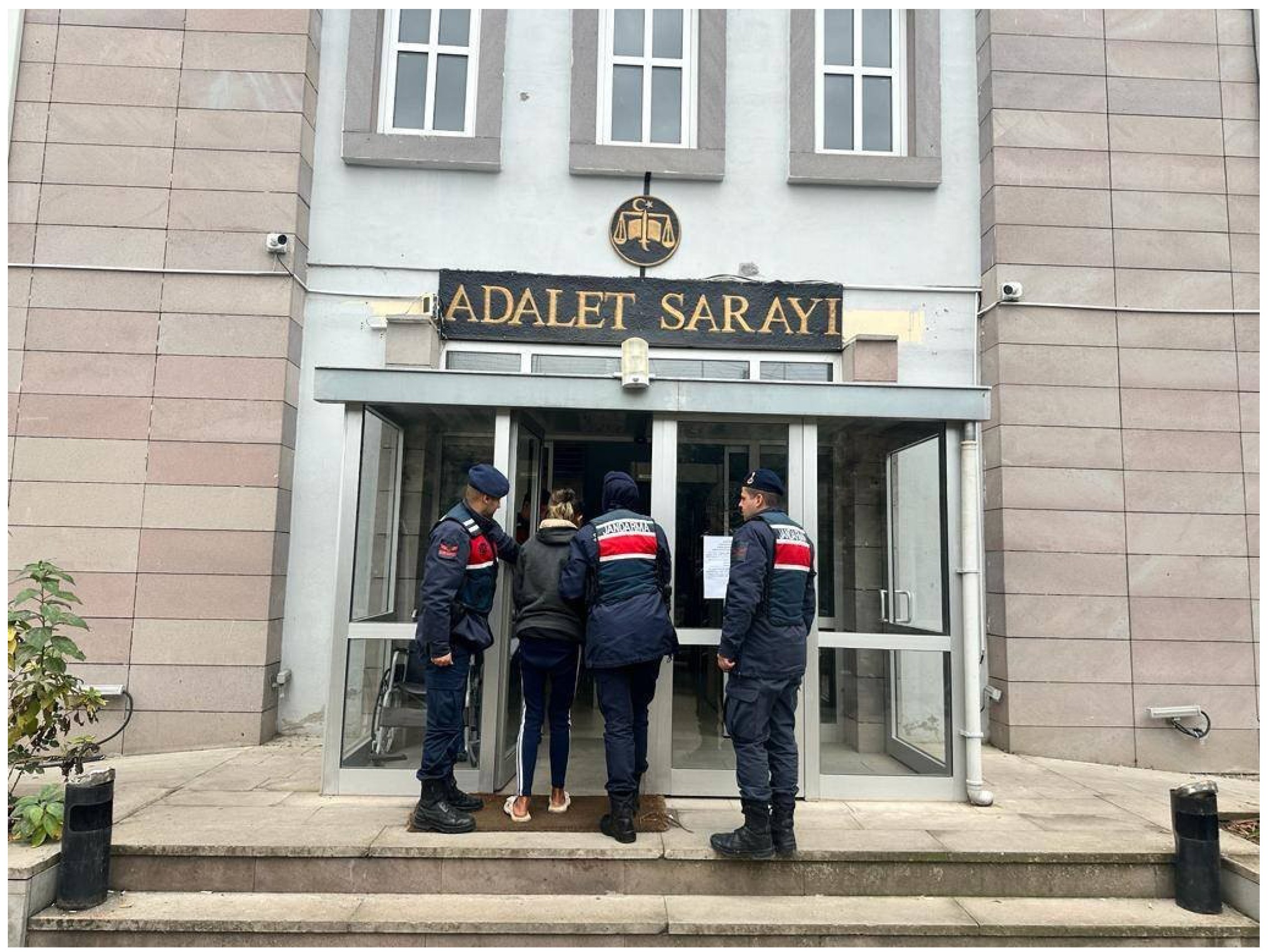 Afyonkarahisar’da bilişim sistemlerini kullanarak 71 adet dolandırıcılık olayına karıştığı ve