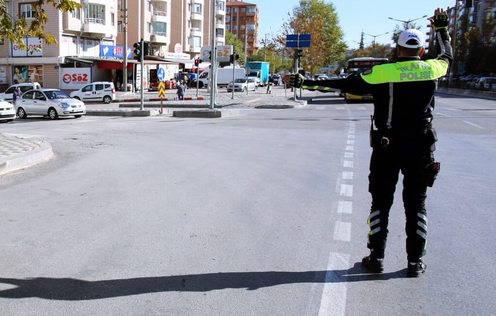 Afyonkarahisar’da güvenlik güçleri tarafından yapılan trafik denetiminde bin 277 sürücünün