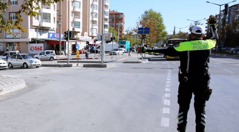 Afyonkarahisar’da güvenlik güçleri tarafından yapılan trafik denetiminde bin 277 sürücünün