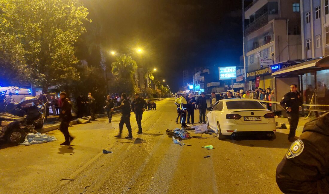 Adana’da kontrolden çıkan otomobil refüjdeki ağaçlara çarptı. Kazada otomobil paramparça