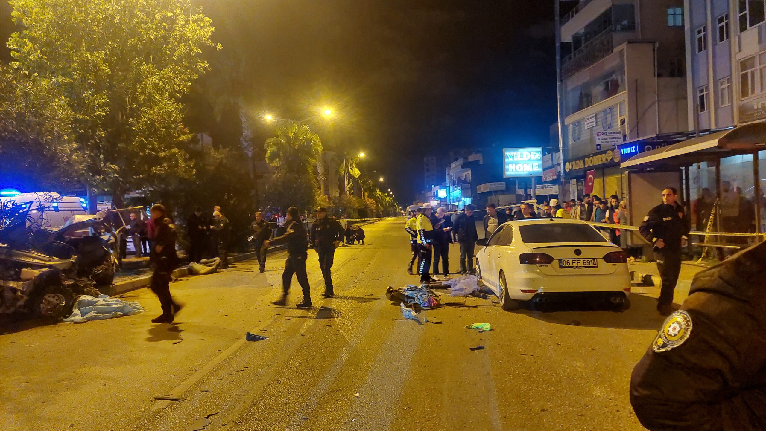 Adana’da kontrolden çıkan otomobil refüjdeki ağaçlara çarptı. Kazada otomobil paramparça