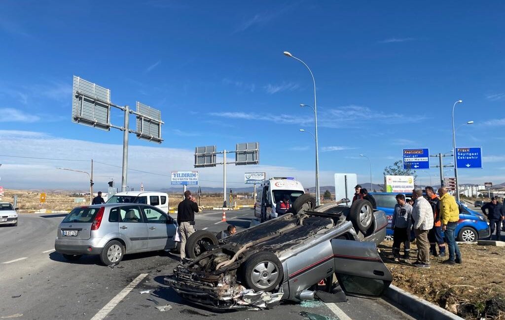 Afyonkarahisar’ın İhsaniye ilçesinde meydana gelen kazada iki otomobilin çarpışması sonucu