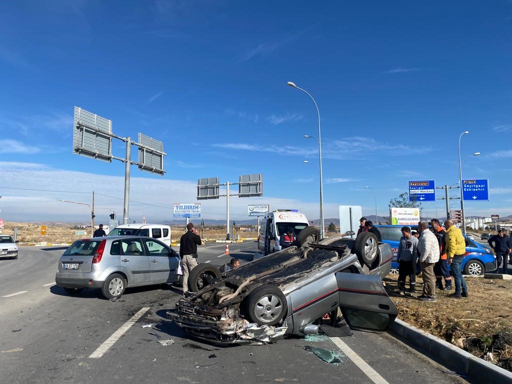 Afyonkarahisar’ın İhsaniye ilçesinde meydana gelen kazada iki otomobilin çarpışması sonucu