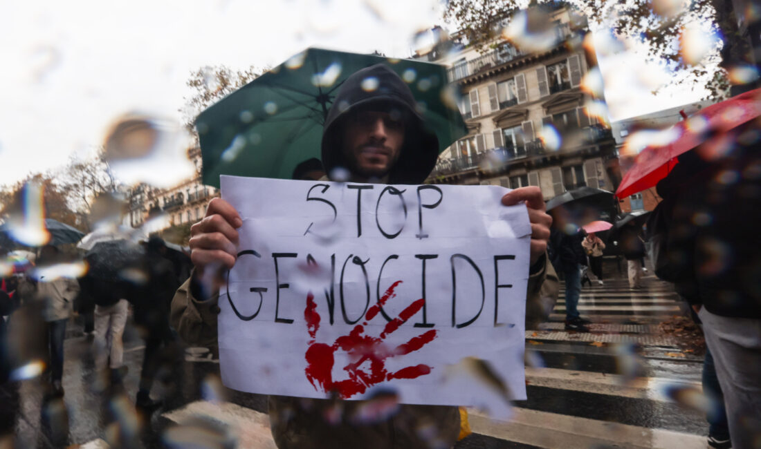 Fransa’nın başkenti Paris’te yaklaşık 60 bin kişi sağanak yağışa rağmen
