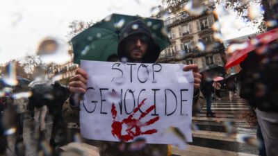 Fransa’nın başkenti Paris’te yaklaşık 60 bin kişi sağanak yağışa rağmen