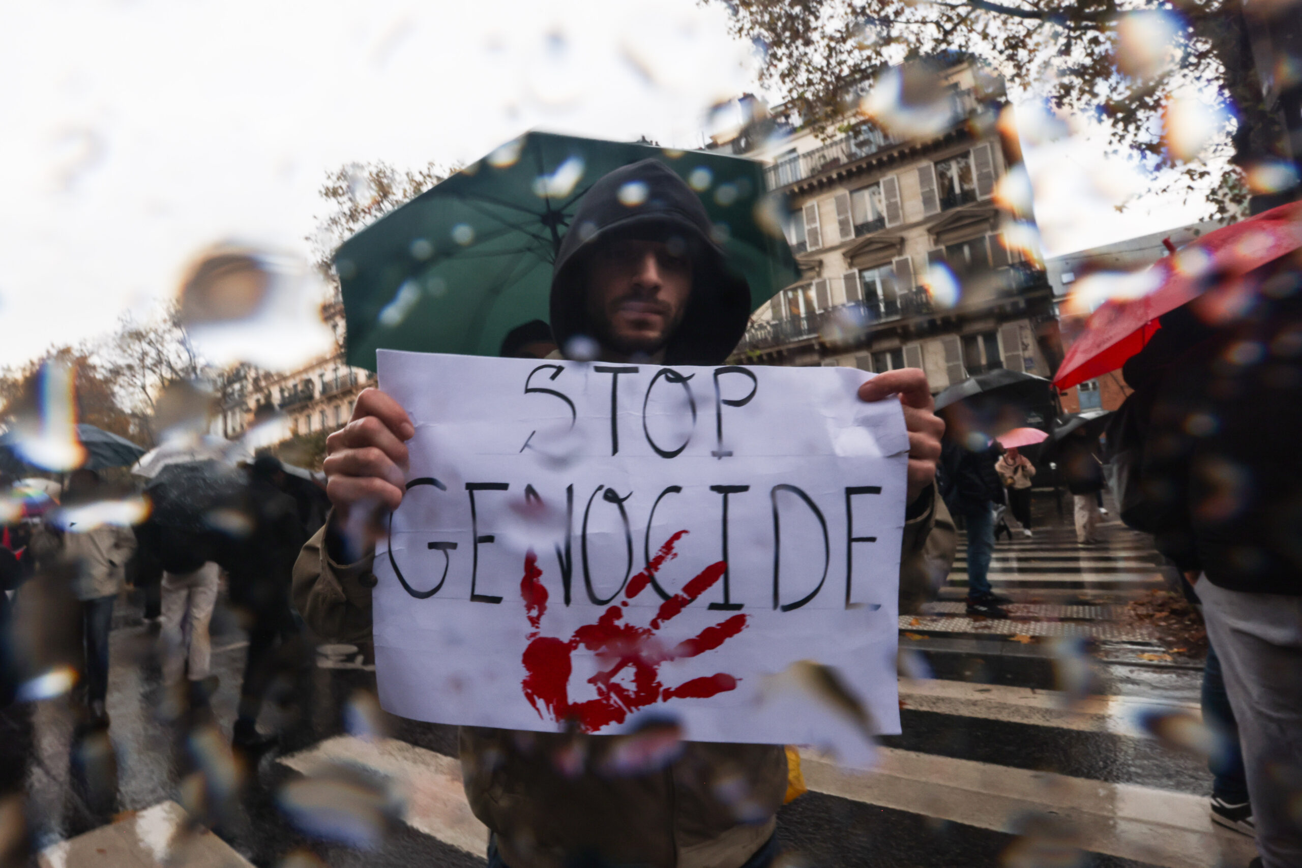 Fransa’nın başkenti Paris’te yaklaşık 60 bin kişi sağanak yağışa rağmen