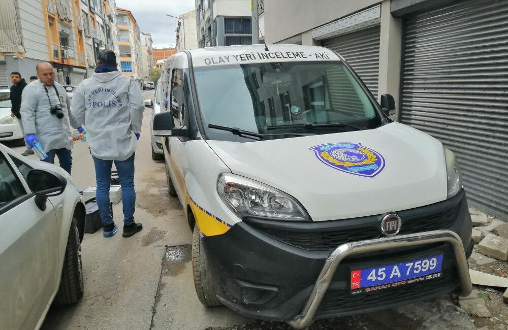 Manisa’nın Salihli ilçesinde anne ve kızının oturdukları binanın asansöründe ölü