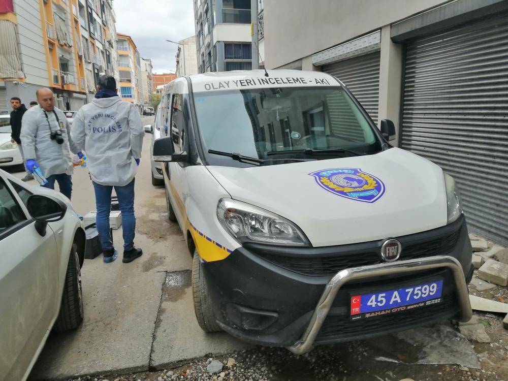 Manisa’nın Salihli ilçesinde anne ve kızının oturdukları binanın asansöründe ölü