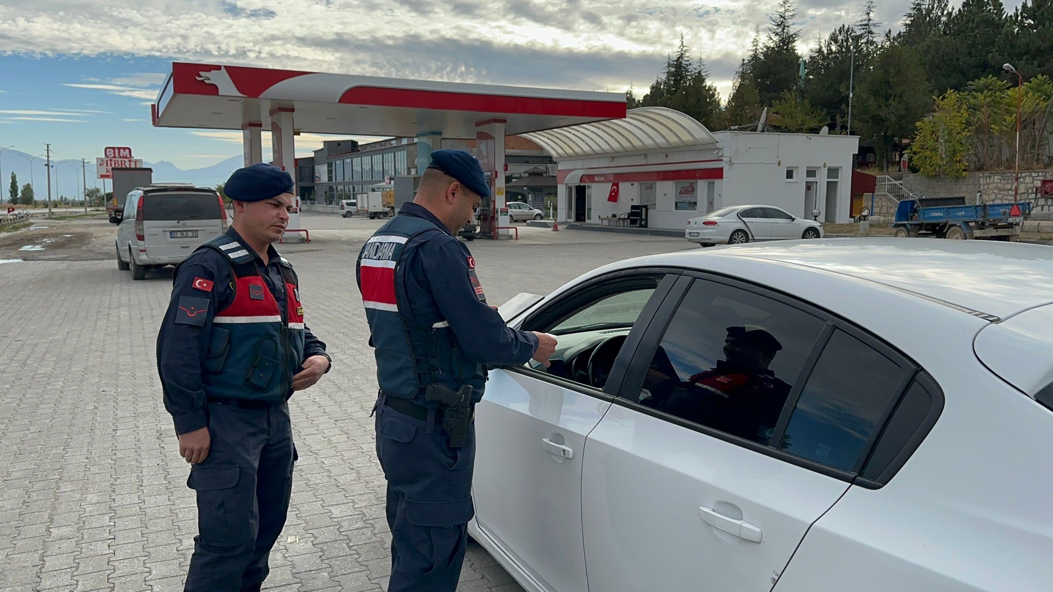 Afyonkarahisar’ın Bolvadin ilçesinde jandarma ekipleri tarafından gerçekleştirilen trafik denetimlerinde 315