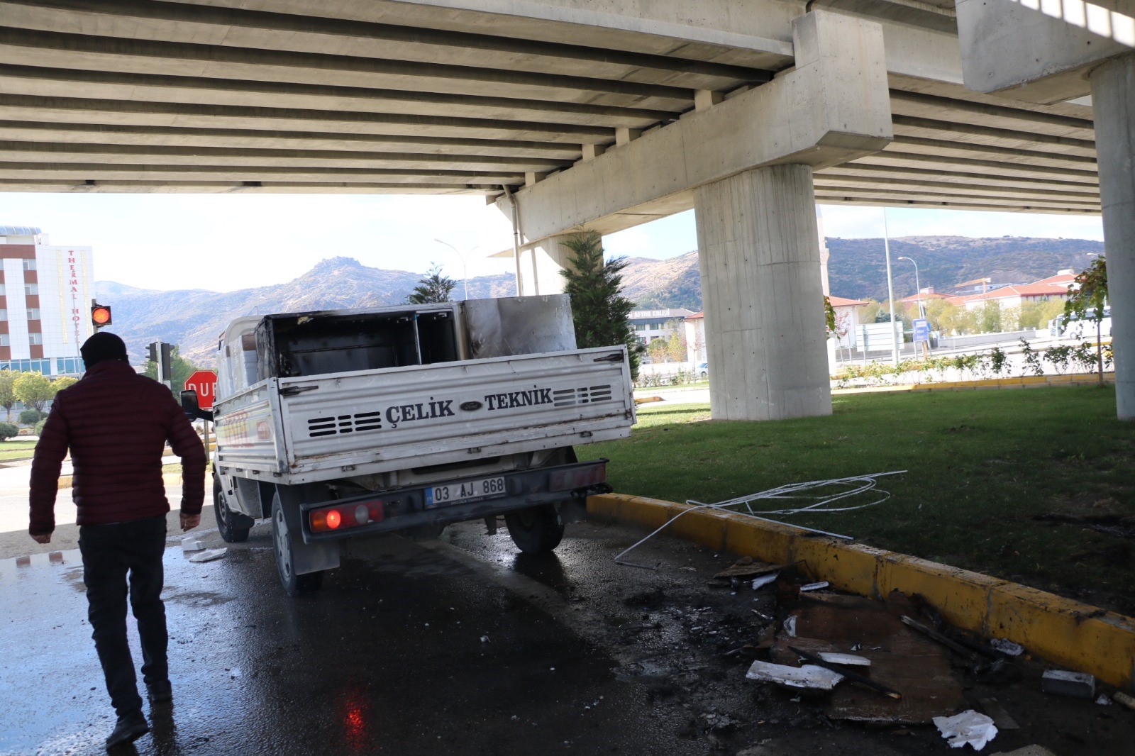 Afyonkarahisar’da depodan aldığı ürünlerle dağıtıma çıkan beyaz eşya yüklü kamyonette