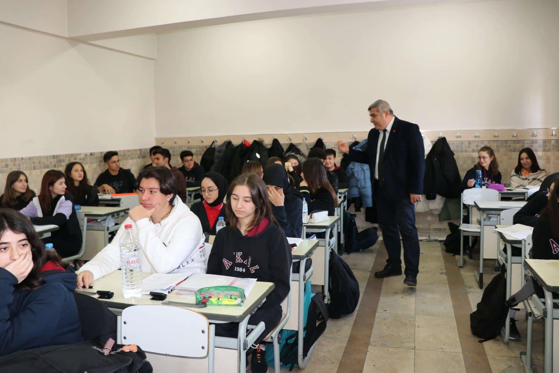 Afyonkarahisar İl Milli Eğitim Müdürü Miraç Sünnetçi, gençlerin her zaman