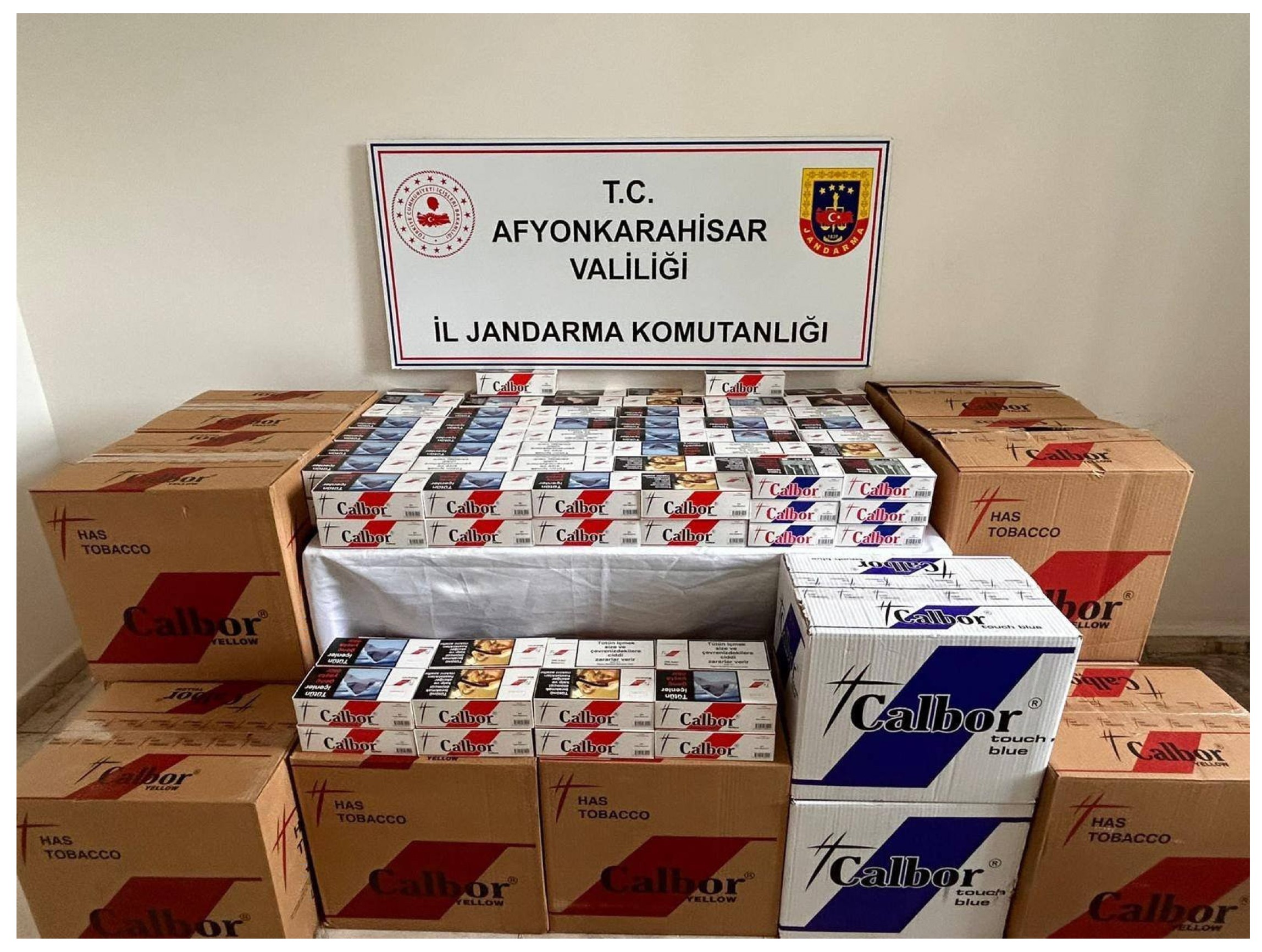 Afyonkarahisar’da jandarma tarafından durdurulan bir kamyonette yapılan aramada 140 bin