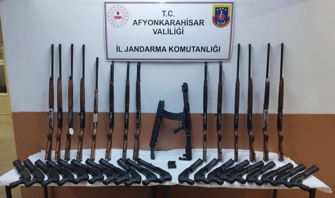 Jandarmadan tüfek operasyonu Afyonkarahisar’da ruhsatsız av tüfeği satmaya hazırlanan bir şahıs jandarma tarafından