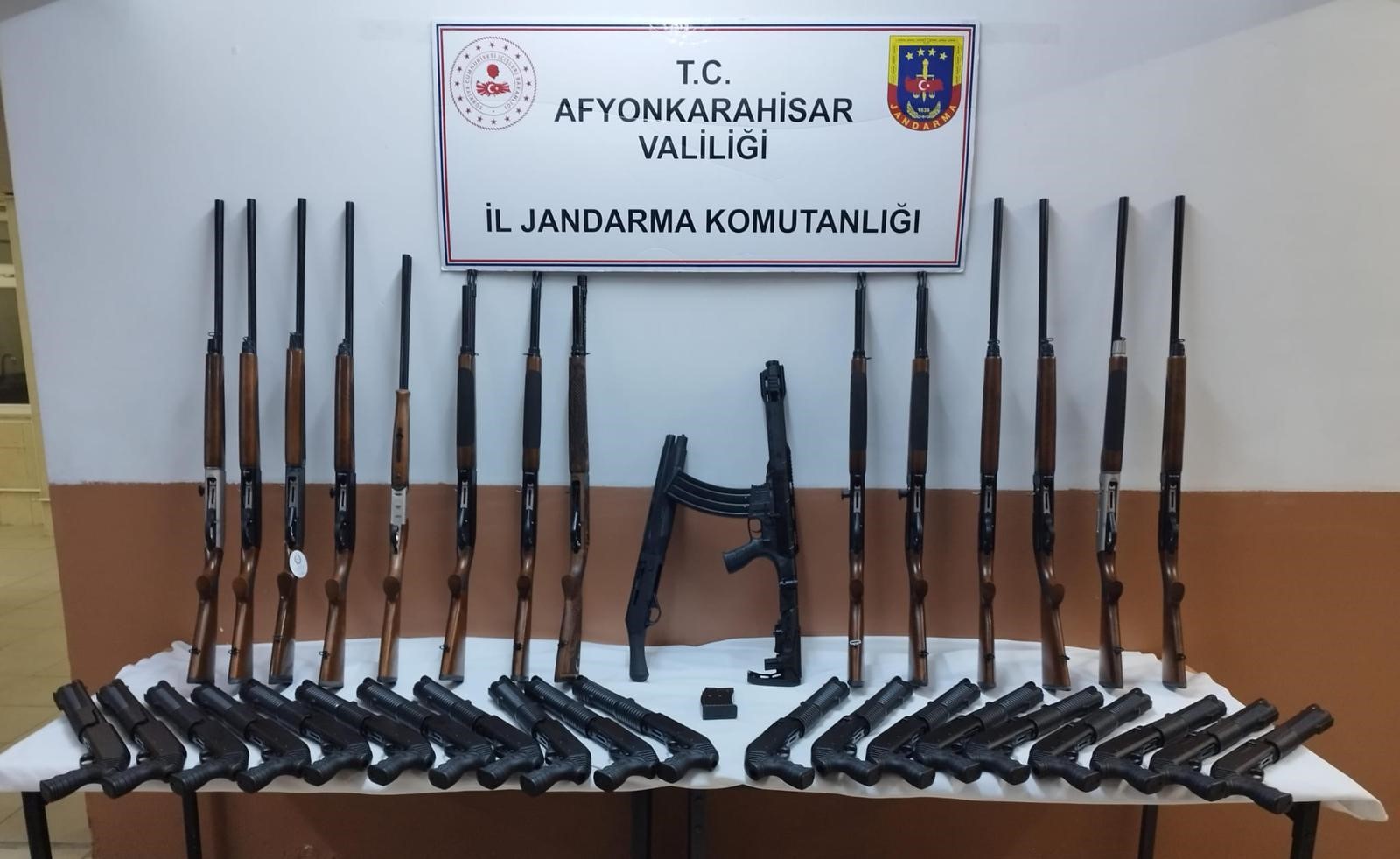 Afyonkarahisar’da ruhsatsız av tüfeği satmaya hazırlanan bir şahıs jandarma tarafından