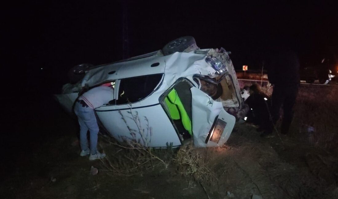 Afyonkarahisar’da kontrolden çıkarak şarampole devrilen otomobilde 2 kişi yaralandı. Kaza,