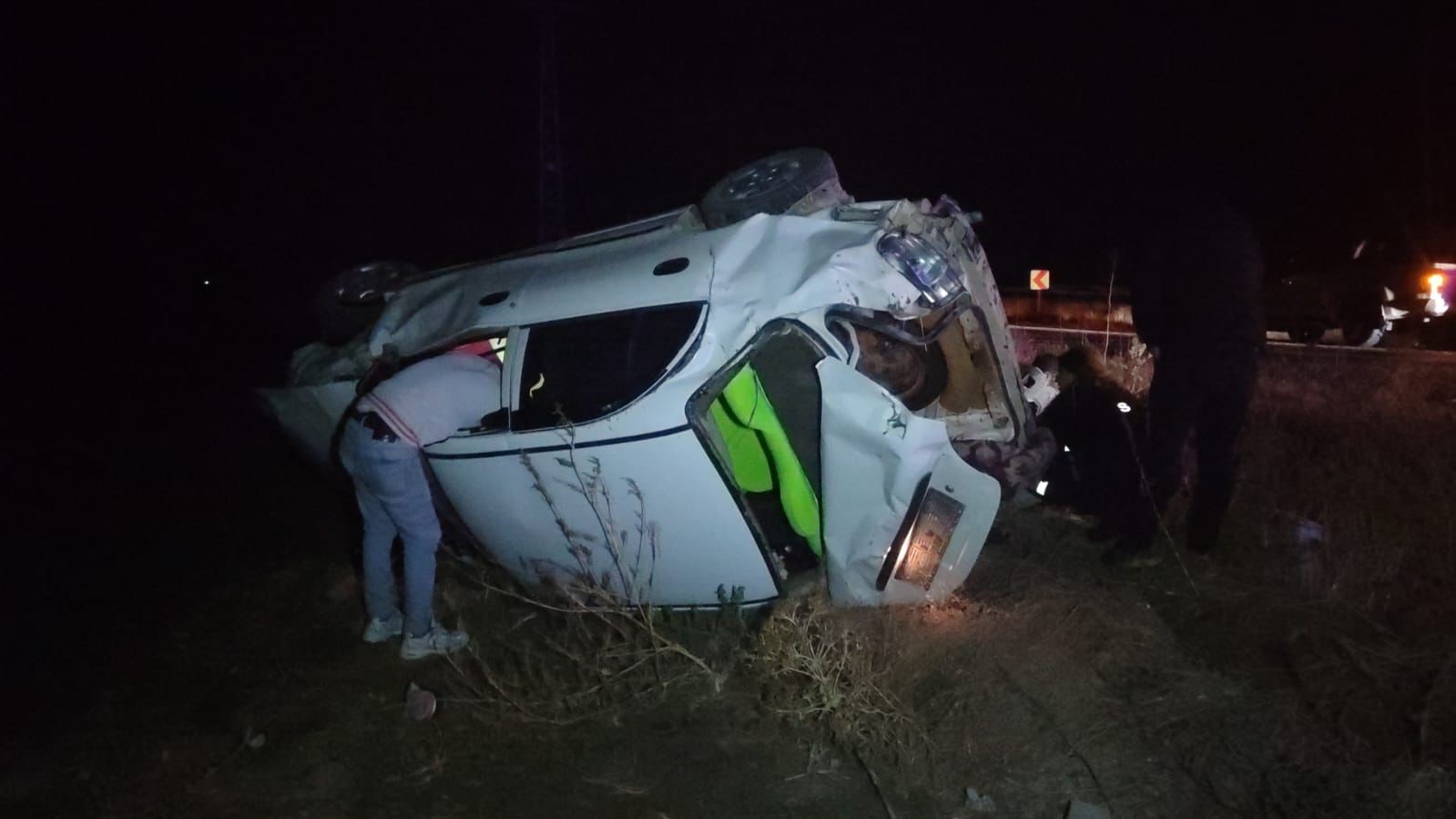 Afyonkarahisar’da kontrolden çıkarak şarampole devrilen otomobilde 2 kişi yaralandı. Kaza,
