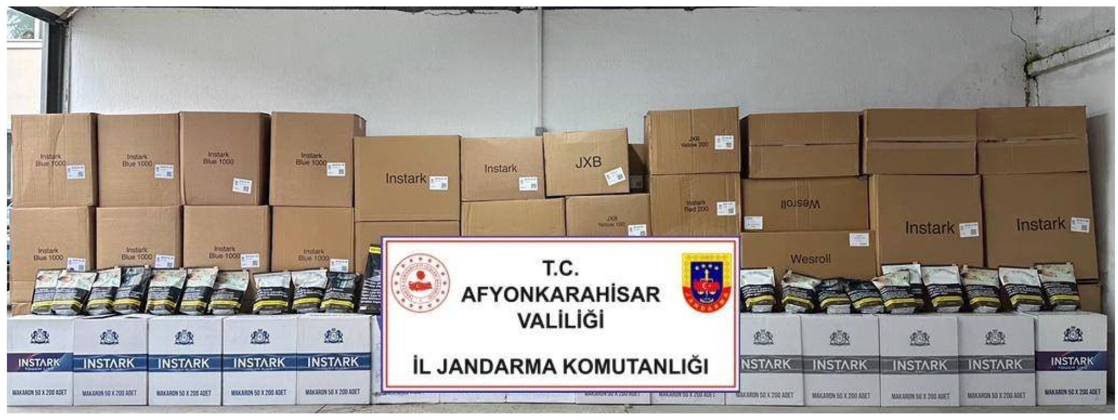 Afyonkarahisar’da jandarma ekipleri durdurdukları bir araçta yaptıkları aramada 150 bin