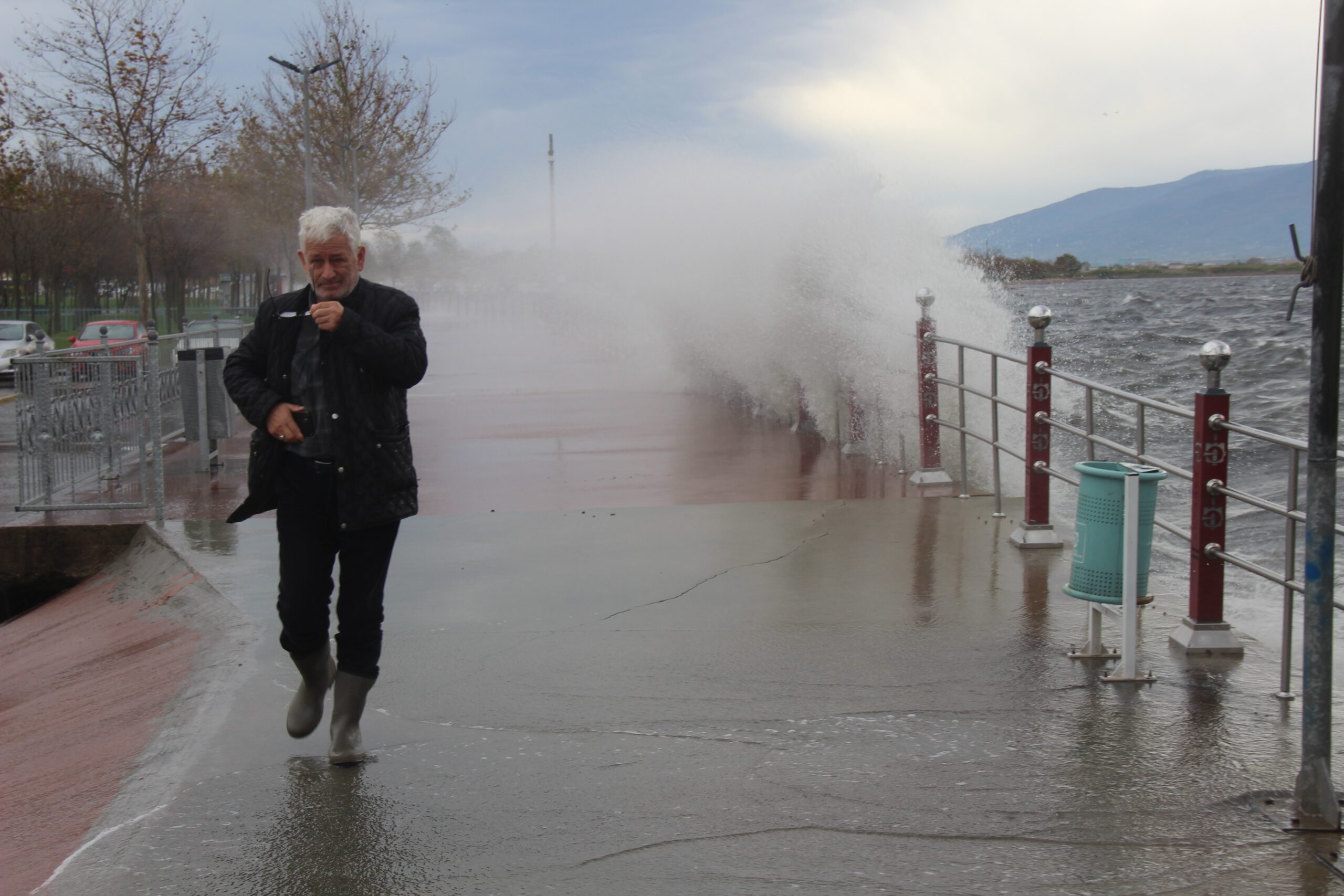 İzmit Körfezi’nde şiddetli fırtına sebebiyle deniz taştı. Dalgaların 2 metreyi