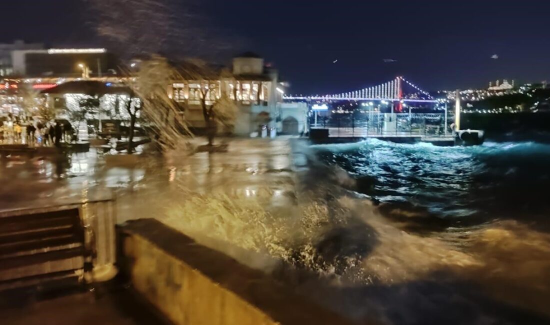 Marmara Denizi’nde beklenen kuvvetli fırtına etkisini gösterdi. Fırtınanın etkisiyle Beşiktaş