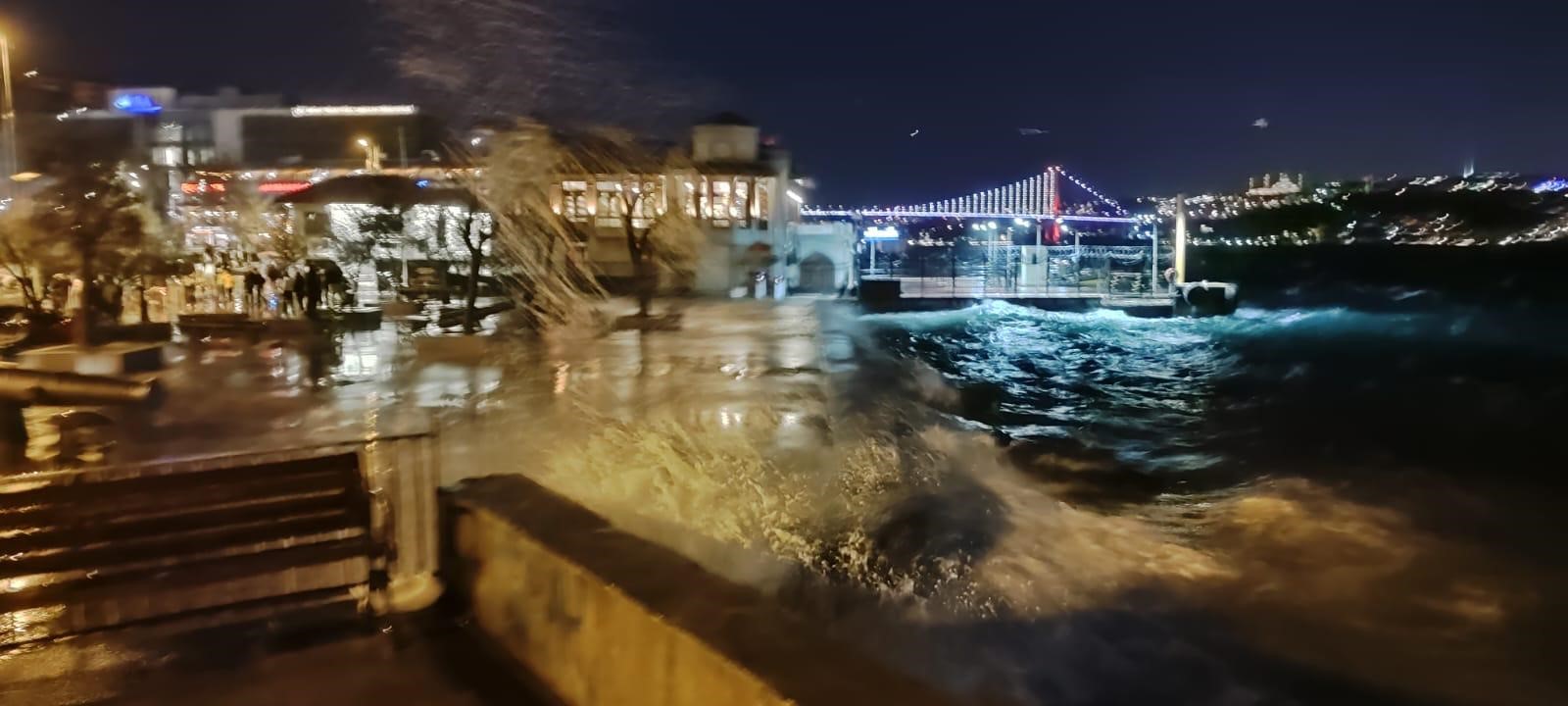 Marmara Denizi’nde beklenen kuvvetli fırtına etkisini gösterdi. Fırtınanın etkisiyle Beşiktaş