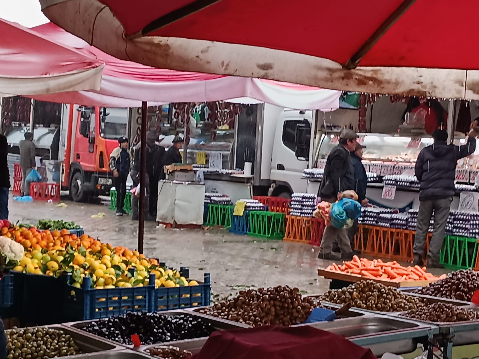 Afyonkarahisar’ın Şuhut ilçeden aniden bastıran sağanak yağışı ile şiddetli rüzgar