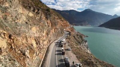 Artvin-Ardahan karayolu heyelan nedeniyle ulaşıma kapandı. Çalışmalar sonucunda tek şeritli