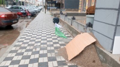 Afyonkarahisar’da saatteki hızı yer yer 25 kilometreye kadar çıkan fırtına