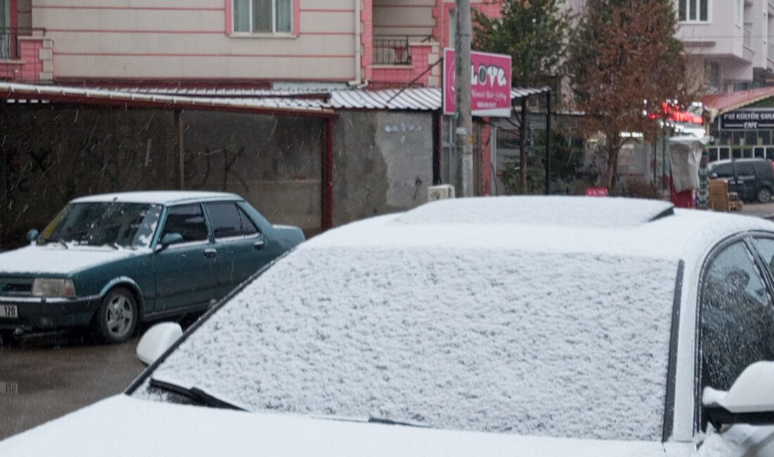 Afyonkarahisar’da aniden bastıran kar yağışı sonrası kent beyaz örtü ile