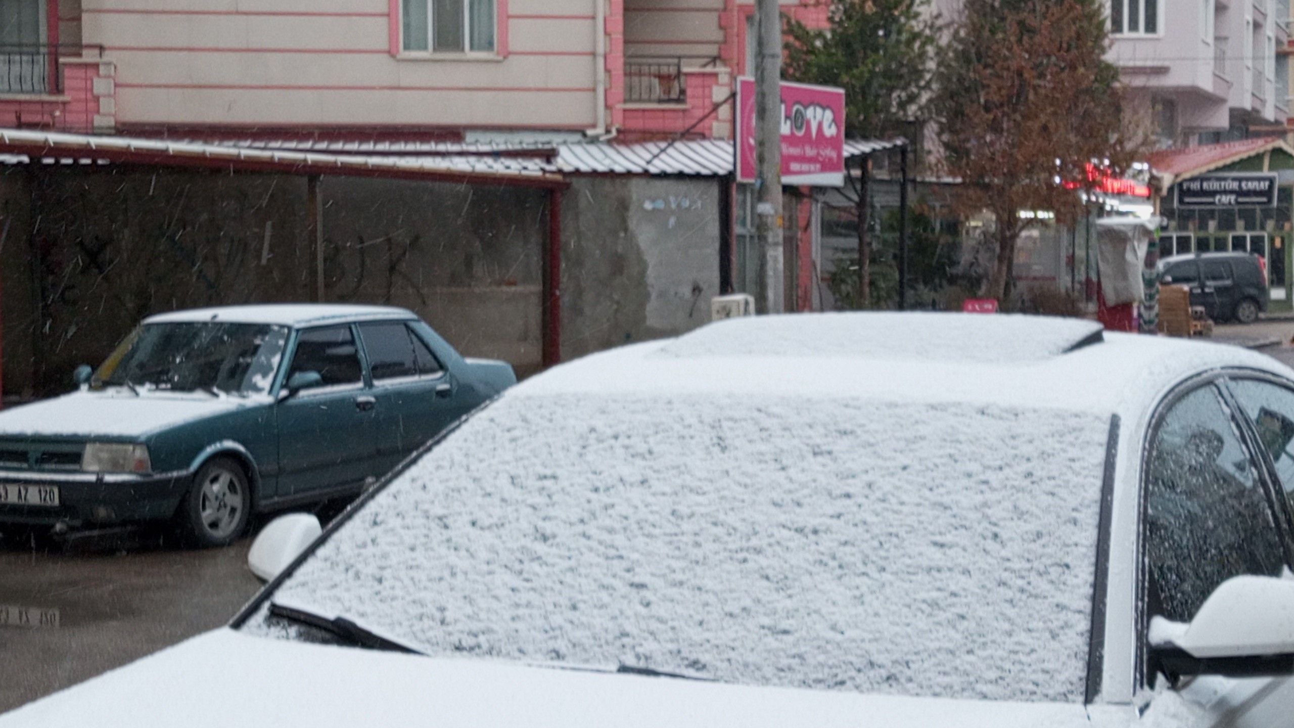 Afyonkarahisar’da aniden bastıran kar yağışı sonrası kent beyaz örtü ile