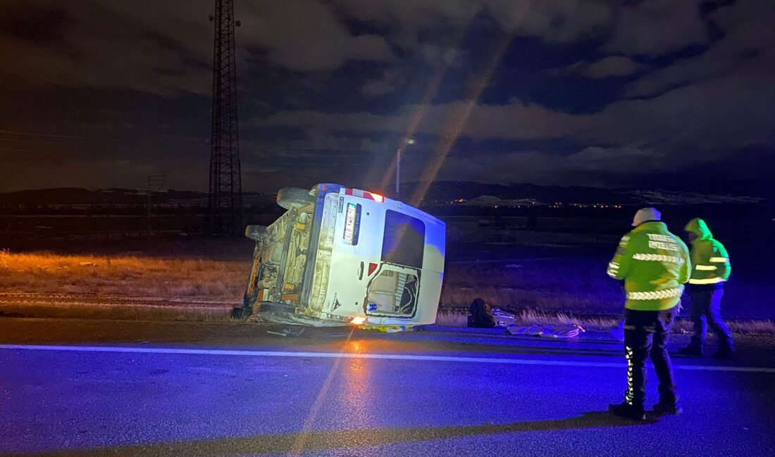 Afyonkarahisar’da kontrolden çıkarak yol kenarındaki refüje devrilen minibüste 7 kişi