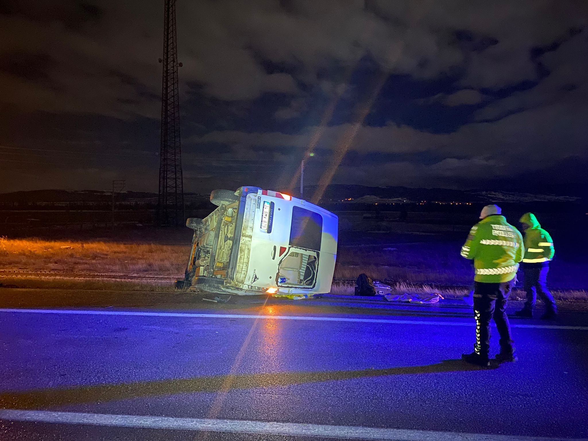Afyonkarahisar’da kontrolden çıkarak yol kenarındaki refüje devrilen minibüste 7 kişi