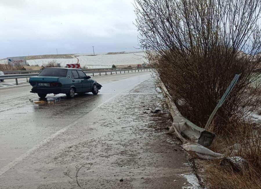 Afyonkarahisar’da bariyerlere çarpan otomobilde 2 kişi hafif şekilde yaralandı. Kaza,