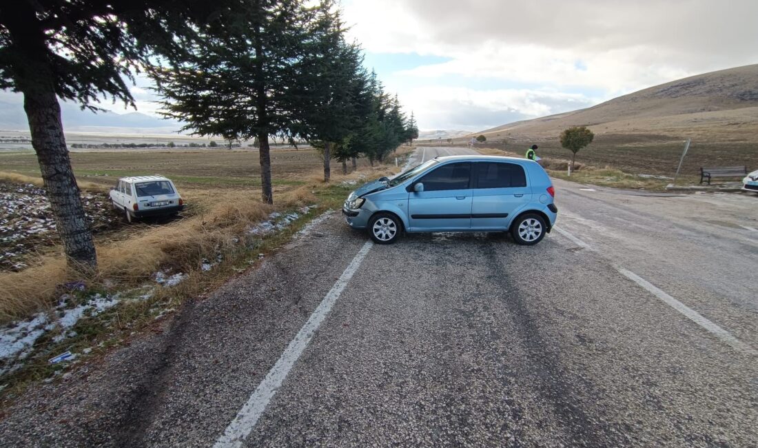 Afyonkarahisar’ın Dinar ilçesinde çarpışan iki otomobilin sürücüleri yaralandı. Kaza, Dinar